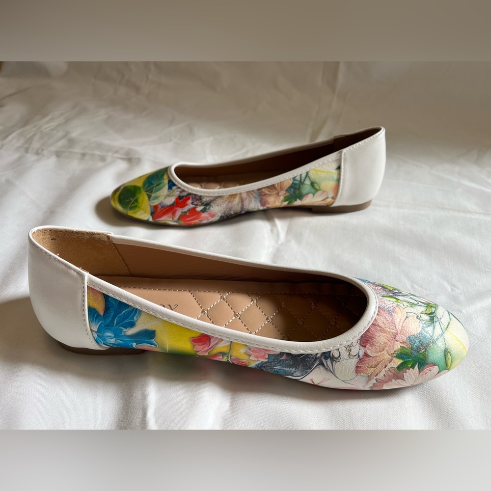 White Floral Ballet Flats in Gorgeous Asymmetrical Floral Design, like new - Picture 5 of 13